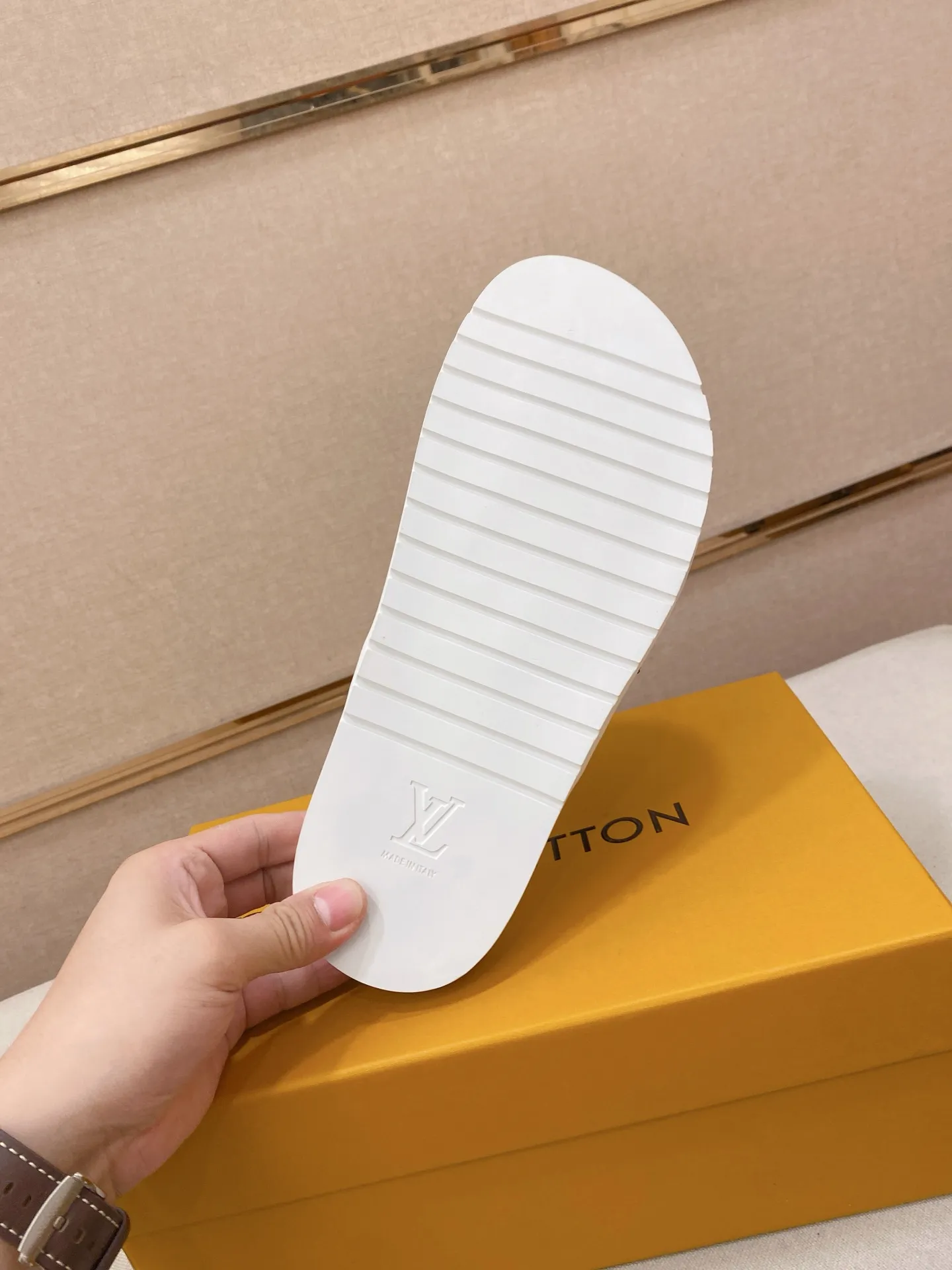 Men's shoes 💰: 340💰Made by LV🔍Top purchasing agents. Men's spring and summer slippers are available at the same counter. The uppers are imported cowhide from Italy, with logo graphics and high-quality craftsmanship. Soles: original soles specially provided by the original factory. Exclusive movable molded soles are super comfortable. Original goods follow orders. 🔍🔍High quality. You can enter and exit the counter at will. Welcome to compare. Size 38-44.